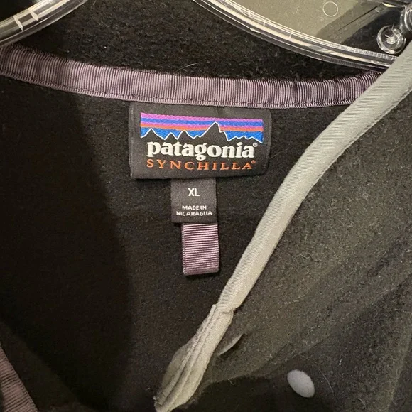 Men’s Patagonia Black Fleece Sweatshirt High-Quality Outdoor Wear - Picture 3 of 3